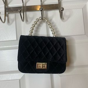 Small velvet bag with pearl handler